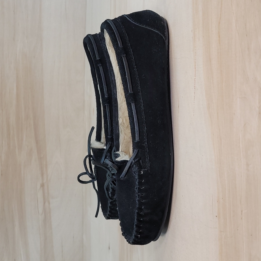 Minnetonka Moccasin Black Women's Slippers - Picture 5 of 10
